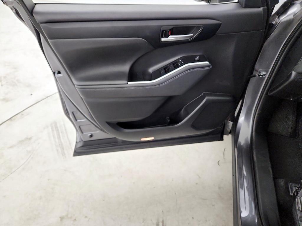 used 2023 Toyota Highlander car, priced at $34,998