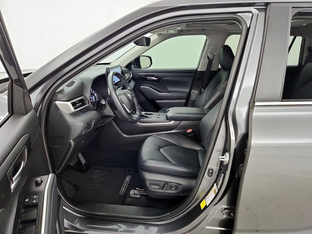 used 2023 Toyota Highlander car, priced at $34,998