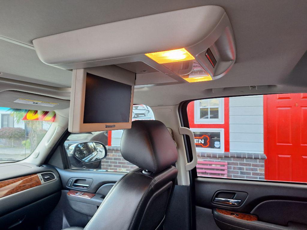 used 2010 Chevrolet Avalanche car, priced at $13,999