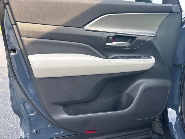 used 2025 Toyota Highlander Hybrid car, priced at $49,198