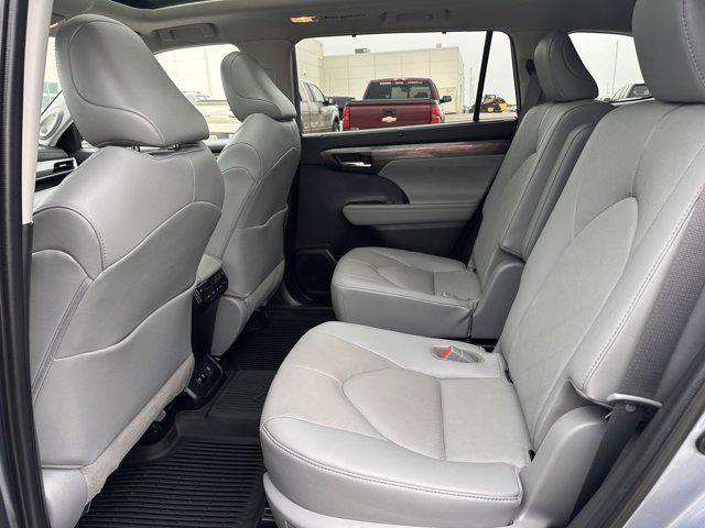 used 2021 Toyota Highlander car, priced at $39,999