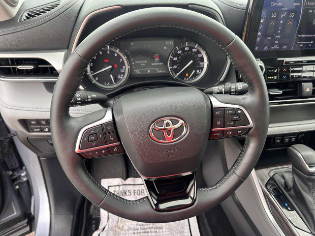 used 2021 Toyota Highlander car, priced at $39,999