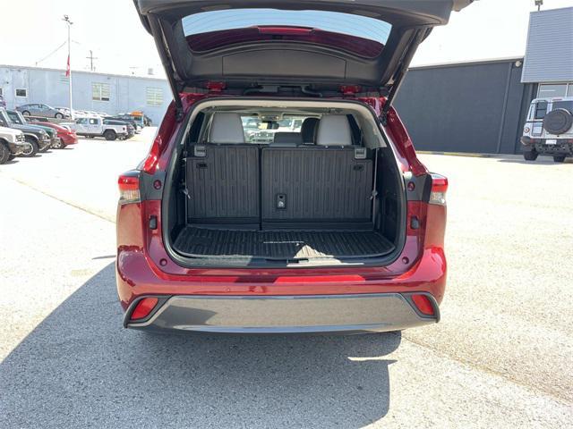 used 2022 Toyota Highlander car, priced at $39,361