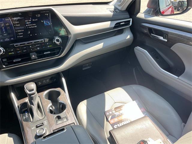 used 2022 Toyota Highlander car, priced at $39,361