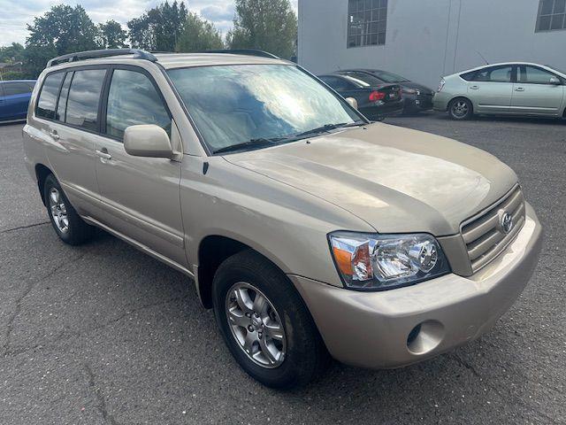 used 2004 Toyota Highlander car, priced at $8,900