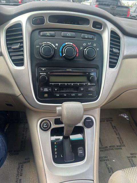 used 2004 Toyota Highlander car, priced at $8,900