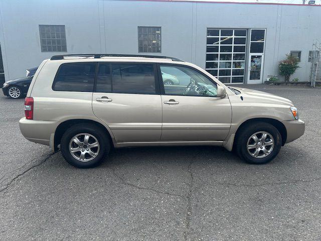 used 2004 Toyota Highlander car, priced at $8,900