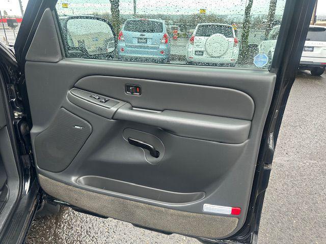 used 2003 Chevrolet Avalanche car, priced at $5,500