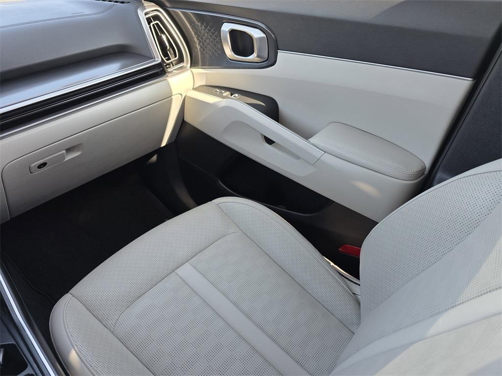 used 2025 Kia Sorento car, priced at $31,402