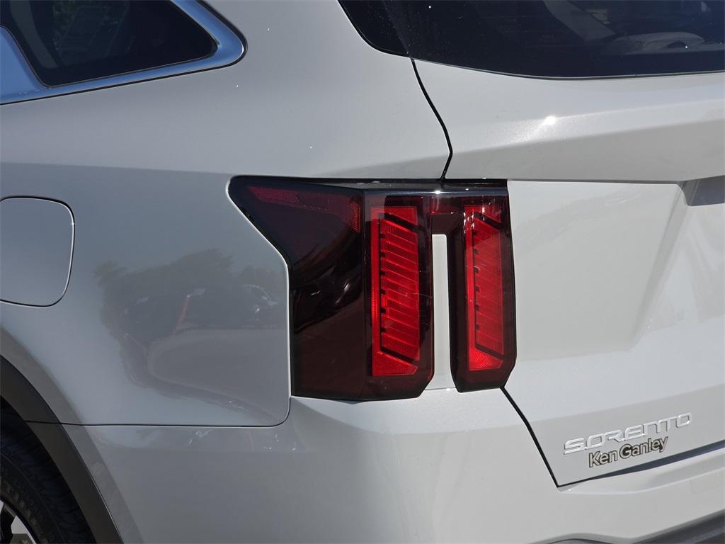 used 2025 Kia Sorento car, priced at $31,402