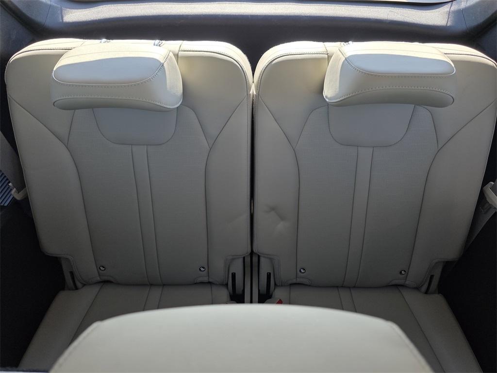 used 2025 Kia Sorento car, priced at $31,402