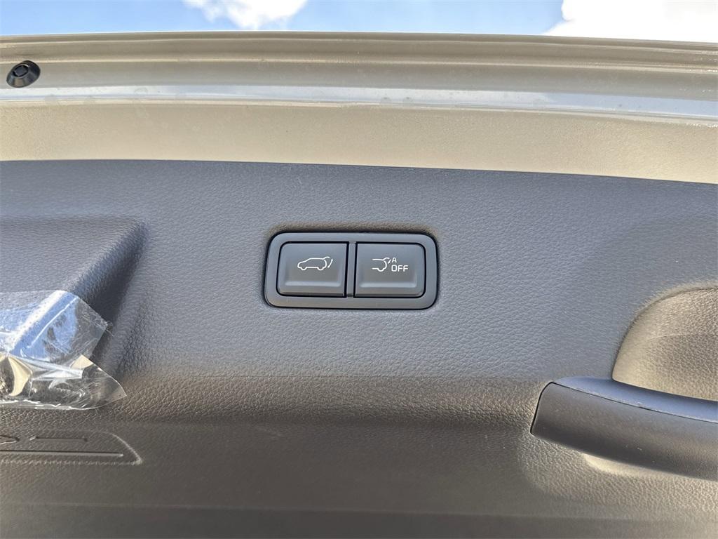 new 2025 Kia Carnival Hybrid car, priced at $44,195