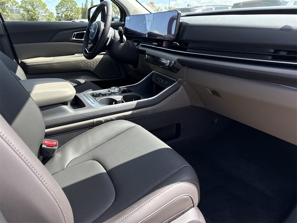new 2025 Kia Carnival Hybrid car, priced at $44,195