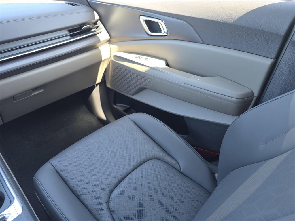 new 2025 Kia Carnival Hybrid car, priced at $48,600