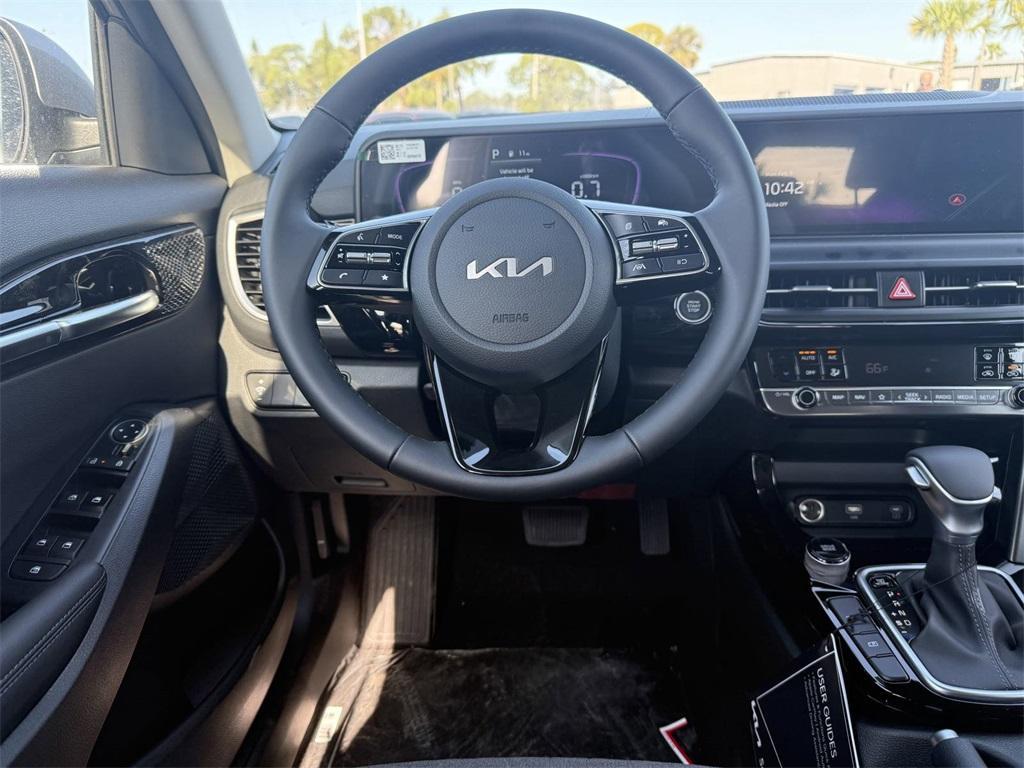 new 2025 Kia Seltos car, priced at $24,918