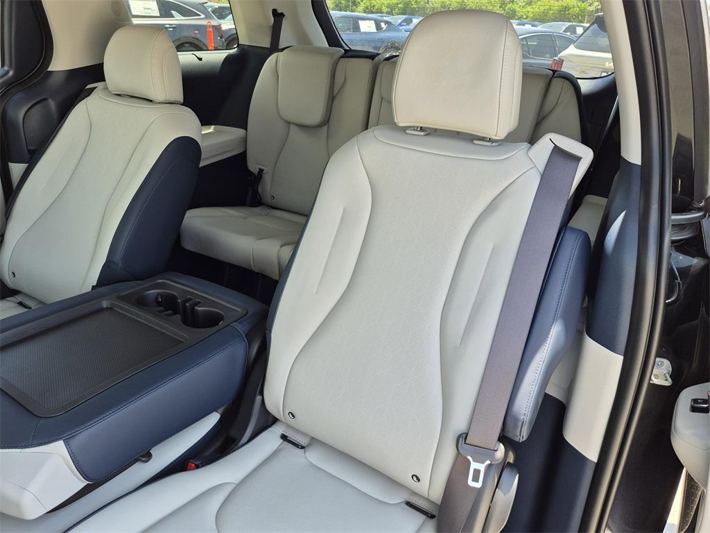 new 2025 Kia Carnival Hybrid car, priced at $44,171