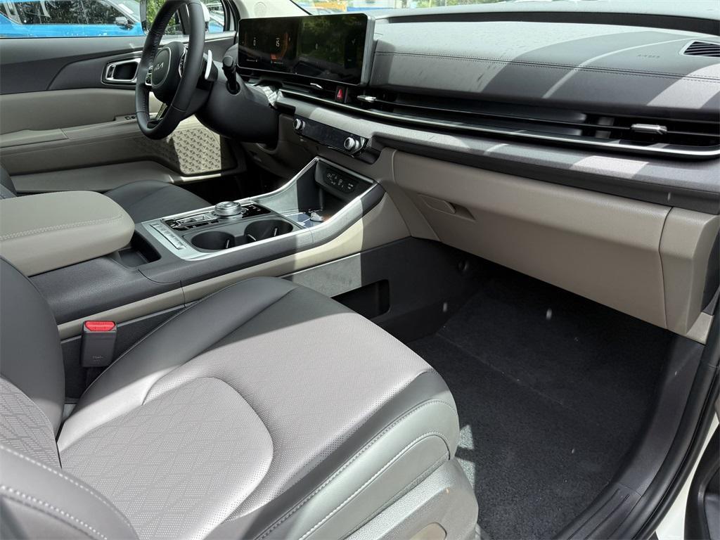 new 2026 Kia Carnival Hybrid car, priced at $45,145