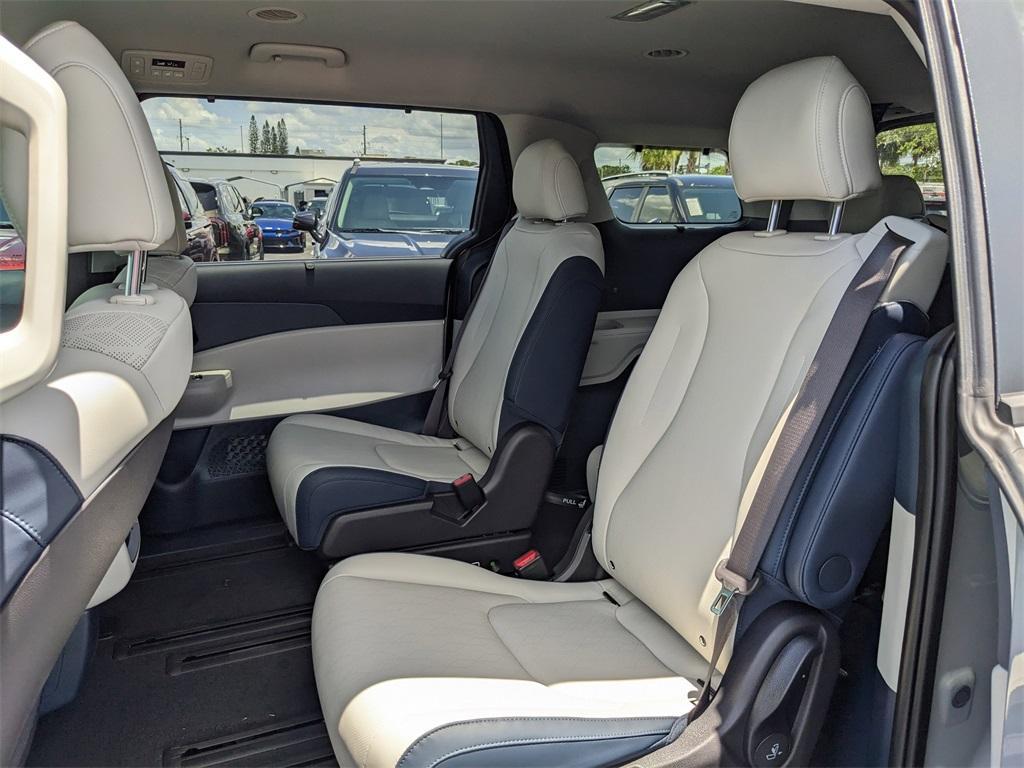 new 2025 Kia Carnival Hybrid car, priced at $43,561