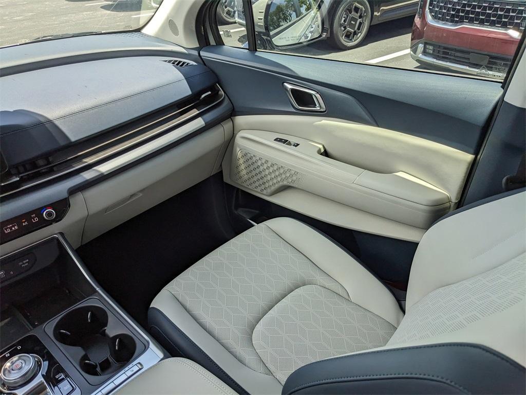 new 2025 Kia Carnival Hybrid car, priced at $43,561