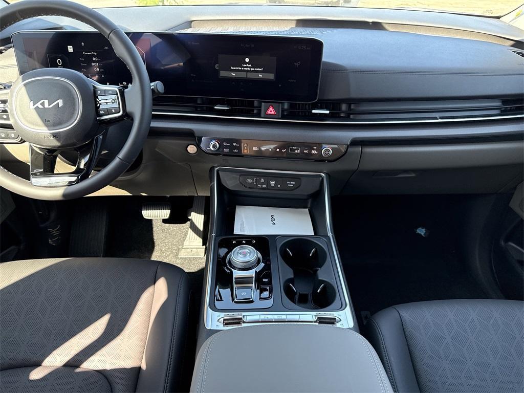 new 2025 Kia Carnival Hybrid car, priced at $48,600