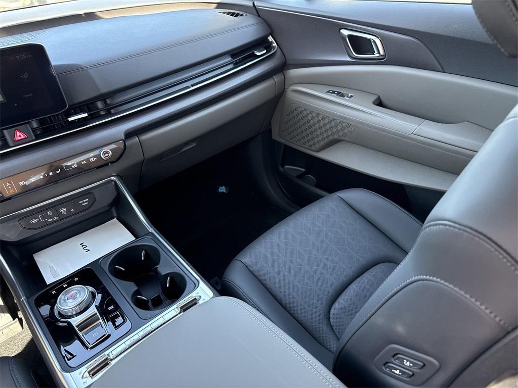 new 2025 Kia Carnival Hybrid car, priced at $48,600