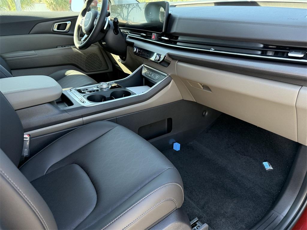 new 2025 Kia Carnival Hybrid car, priced at $48,600