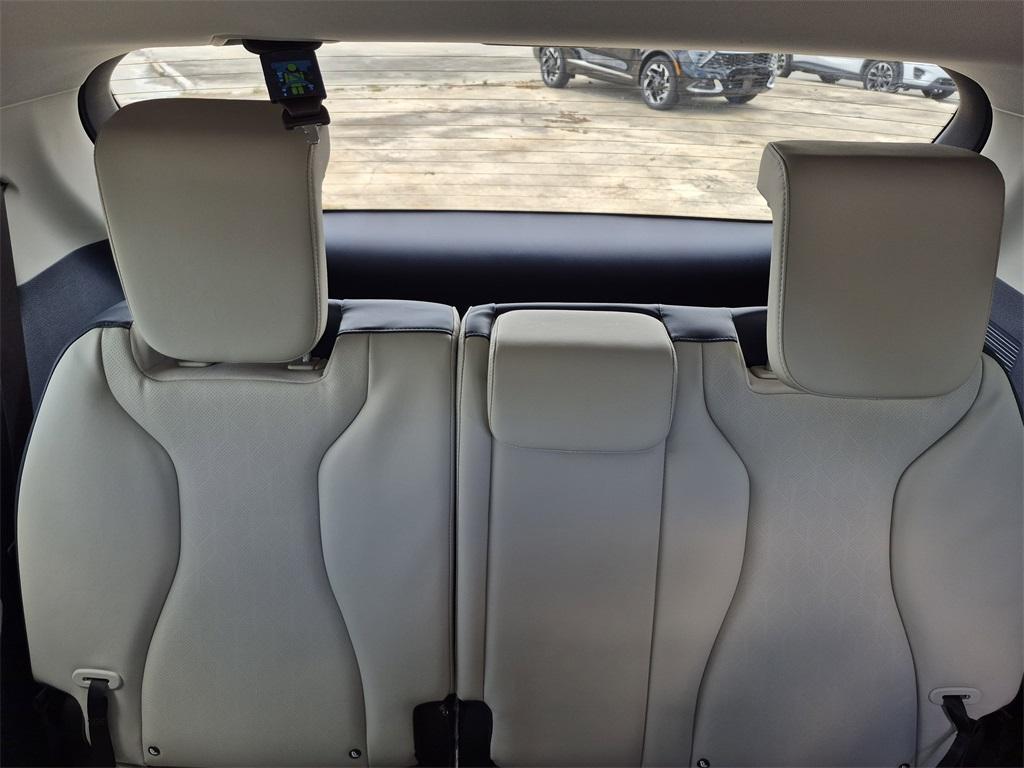 new 2025 Kia Carnival Hybrid car, priced at $43,684