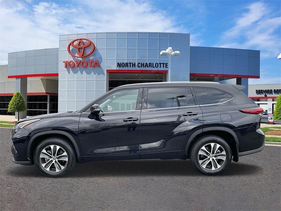 used 2022 Toyota Highlander car, priced at $40,499