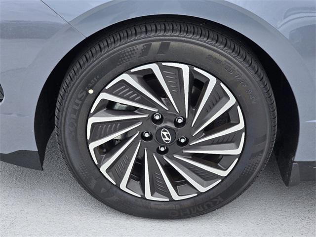 new 2025 Hyundai Sonata Hybrid car, priced at $32,257