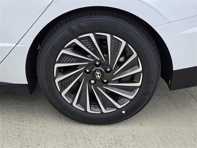 new 2025 Hyundai Sonata Hybrid car, priced at $32,931