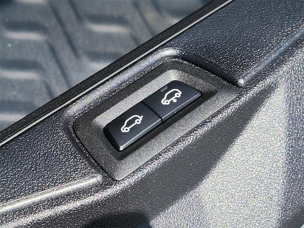new 2025 BMW X7 car, priced at $92,160