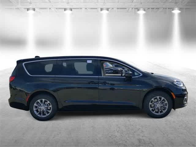 new 2024 Chrysler Pacifica car, priced at $45,237