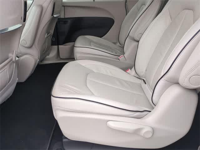 used 2021 Chrysler Pacifica Hybrid car, priced at $31,000