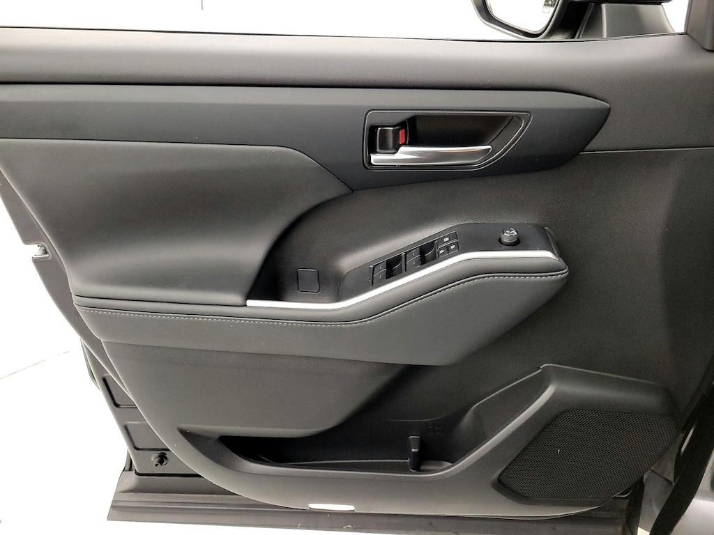 used 2024 Toyota Highlander car, priced at $44,998