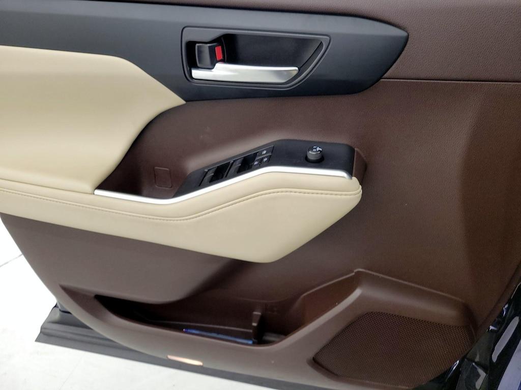 used 2022 Toyota Highlander Hybrid car, priced at $34,998