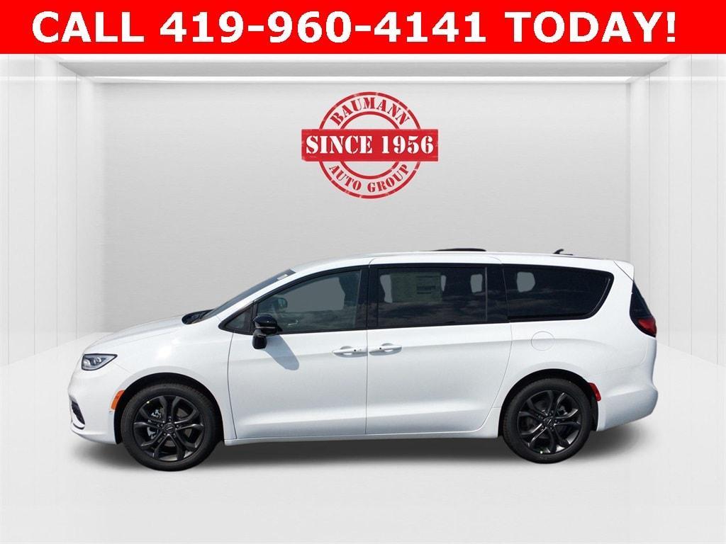 new 2026 Chrysler Pacifica car, priced at $46,385