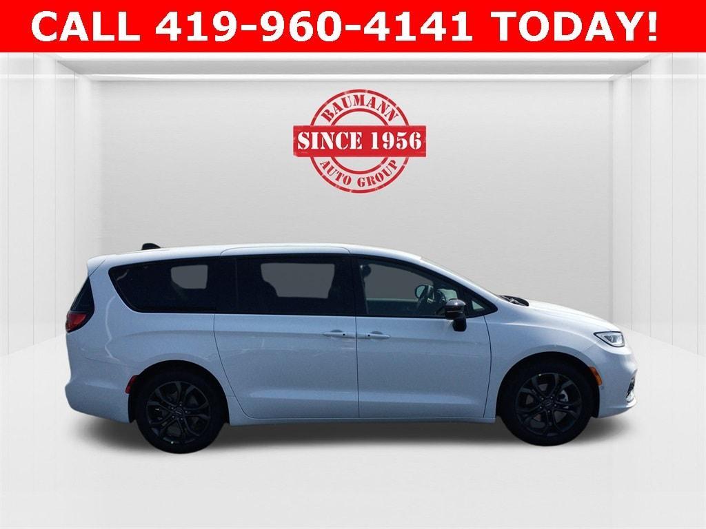 new 2026 Chrysler Pacifica car, priced at $46,385
