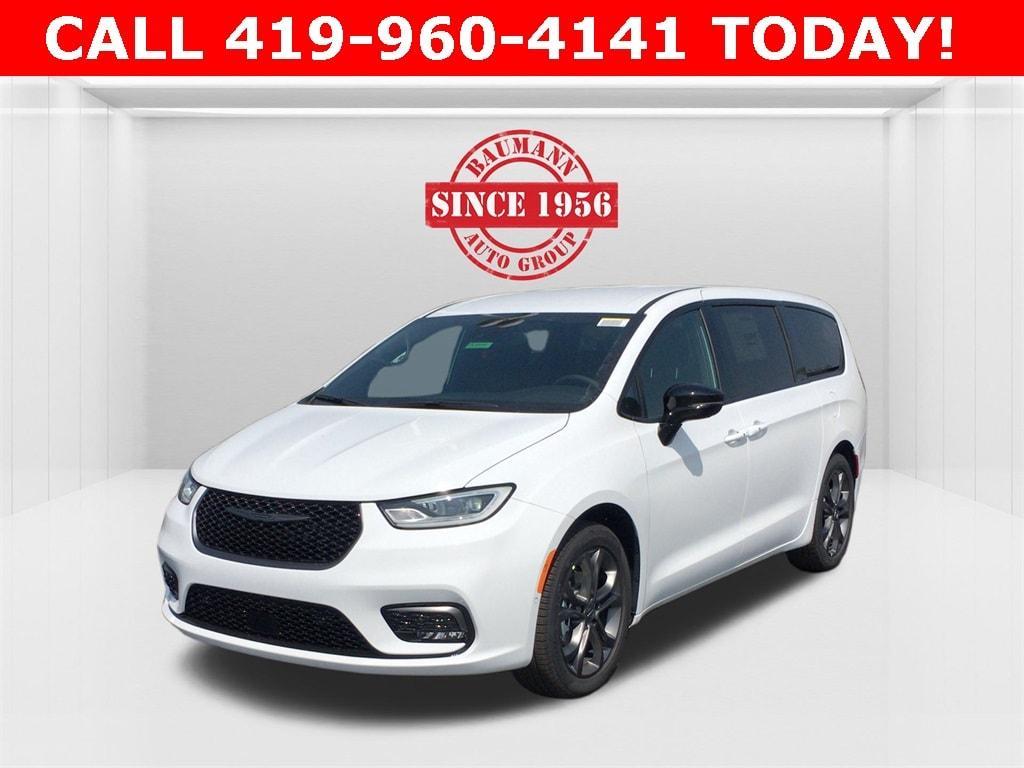 new 2026 Chrysler Pacifica car, priced at $46,385