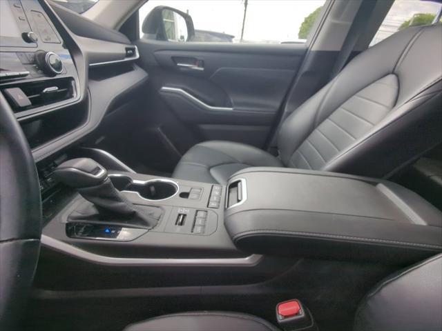 used 2020 Toyota Highlander car, priced at $28,495