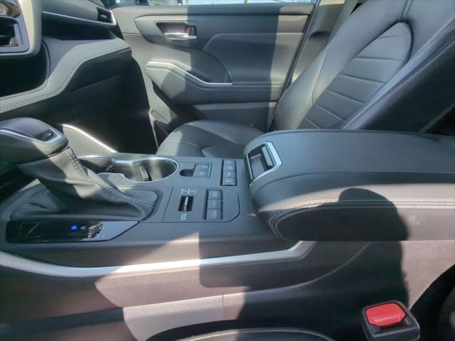 used 2022 Toyota Highlander car, priced at $37,995