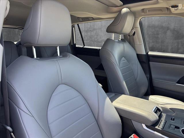 used 2022 Toyota Highlander car, priced at $34,990