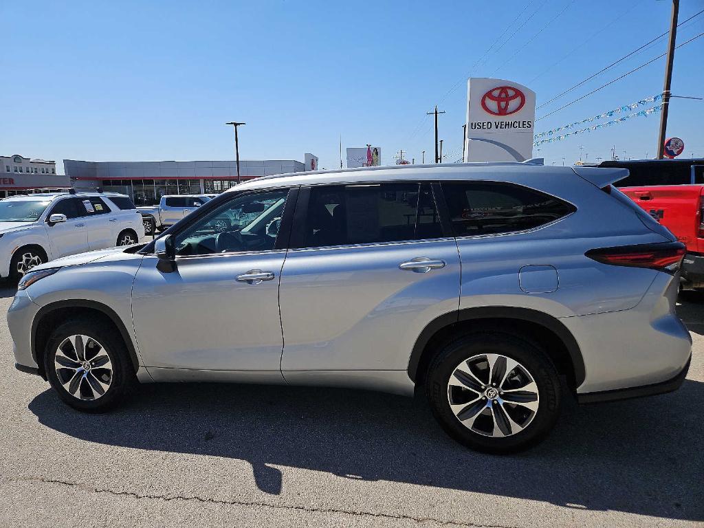 used 2024 Toyota Highlander car, priced at $41,998