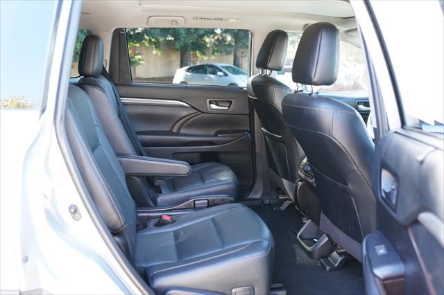 used 2019 Toyota Highlander car, priced at $28,900