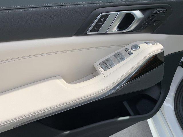 new 2025 BMW X7 car, priced at $100,925