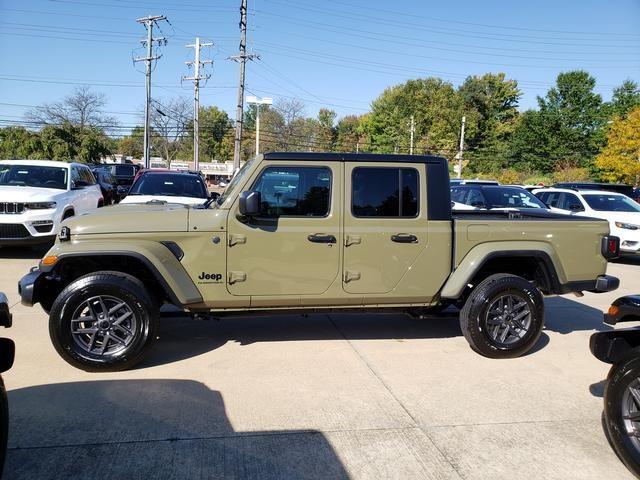 new 2025 Jeep Gladiator car, priced at $46,297