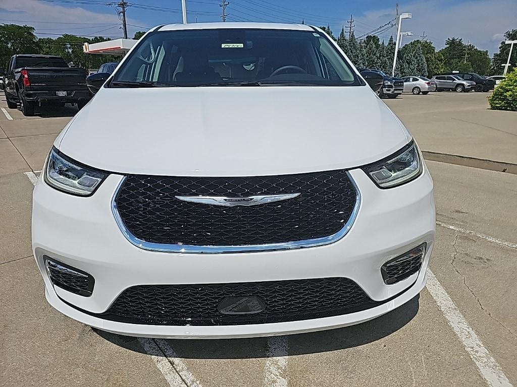 used 2024 Chrysler Pacifica car, priced at $39,681
