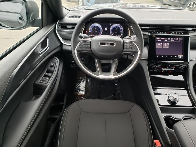 new 2025 Jeep Grand Cherokee car, priced at $43,970