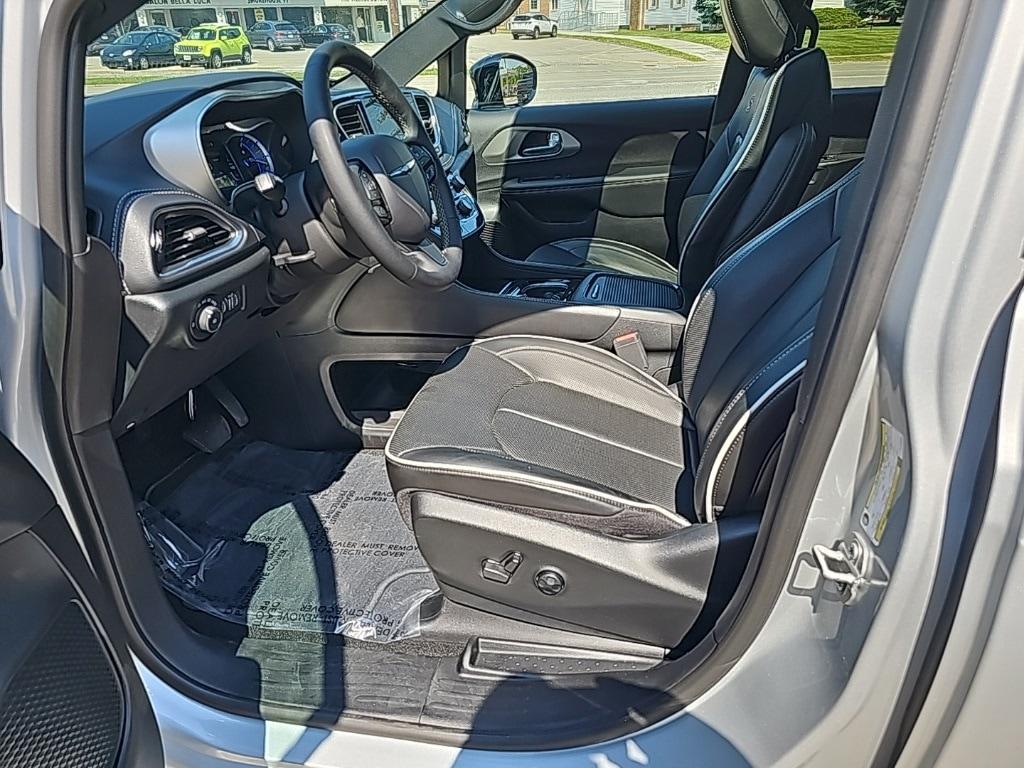used 2024 Chrysler Pacifica Hybrid car, priced at $37,881
