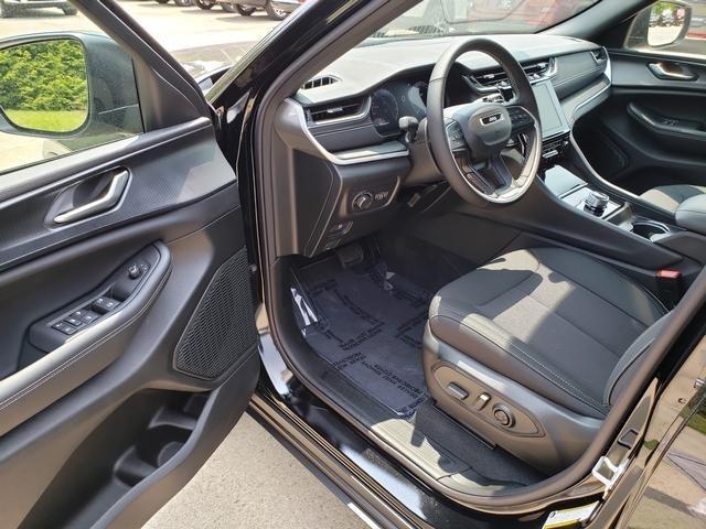 new 2025 Jeep Grand Cherokee car, priced at $42,670