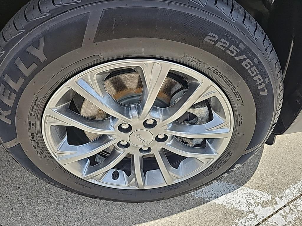 used 2021 Jeep Cherokee car, priced at $24,981